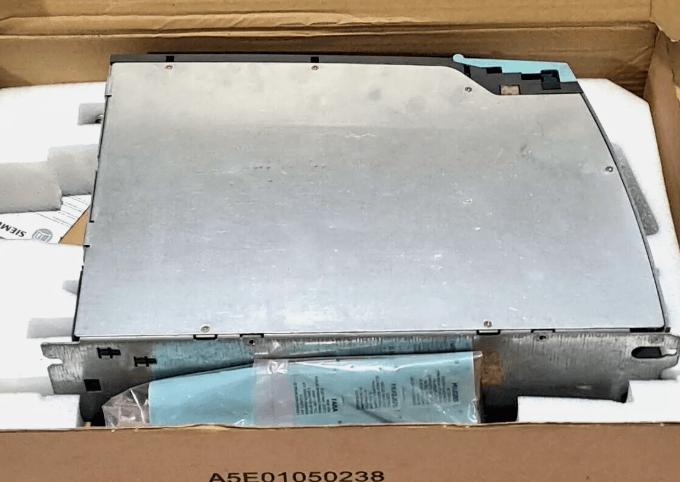 NEW IN BOX SIEMENS SINAMICS S120 DOUBLE MOTOR MODULE 6SL3120-2TE21-8AA0