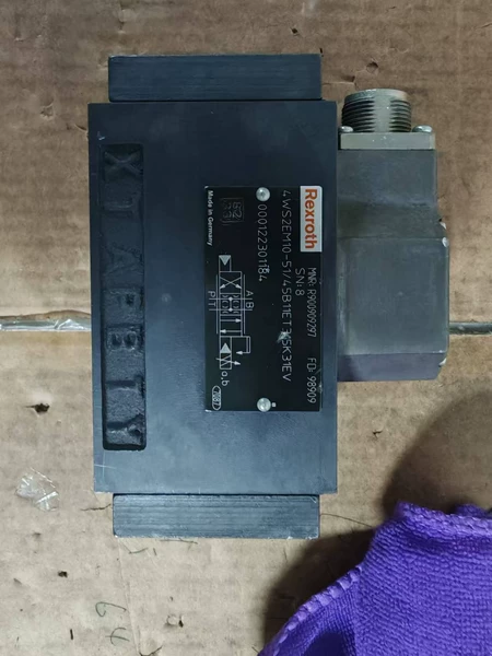 Rexroth servo valve 4WS2EM10-51/45 appearance 9.9 new power