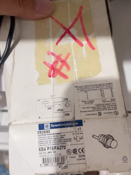 Schneider DC sensor XS4 P18PA370 a brand new one