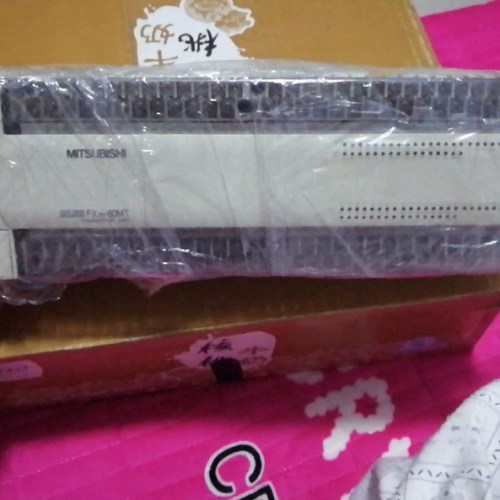 Mitsubishi module FX2N-80MT the front cover is a bit loose and the bottom buckle is missing