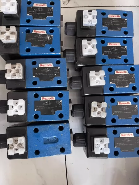 The appearance of Rexroth solenoid valve 4WE10D33/EW230 is not perfect, but it is full