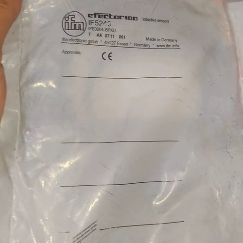 IFM sensor IF5249 new packaging with five bags sold at a low price