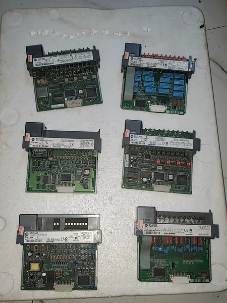 A batch of AB SLC500 modules with poor condition and no packaging for quality As accessories they need to be shipped