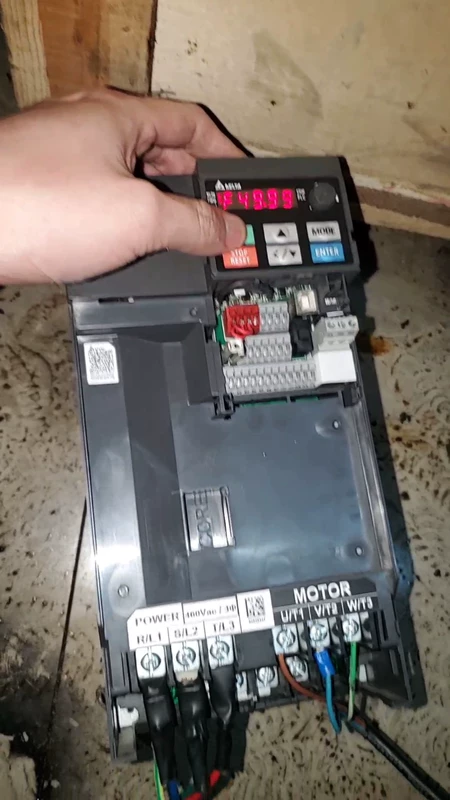 Disassemble the Delta MS300 frequency converter VFD25AMS43ANSAA
