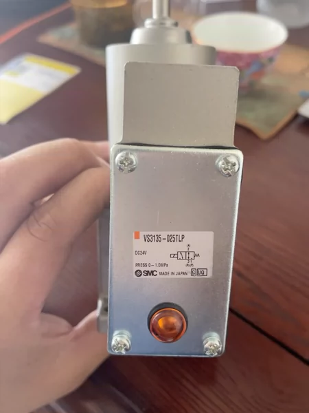 SMC solenoid valve Japanese made model VS3135-025TLP brand new