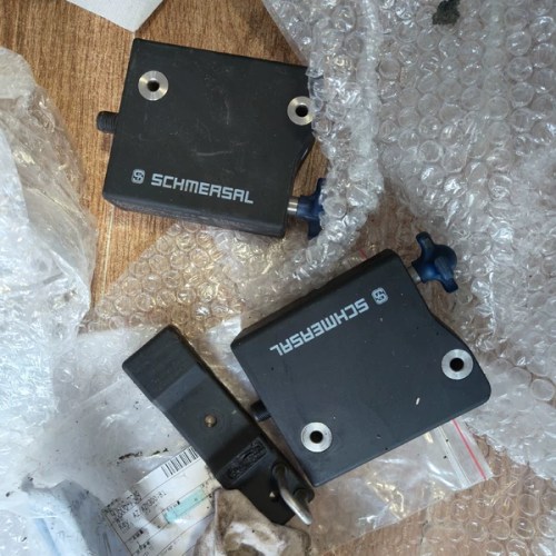 Schmersal Safety Solenoid Lock AZM300B-I1-ST-1P2P
